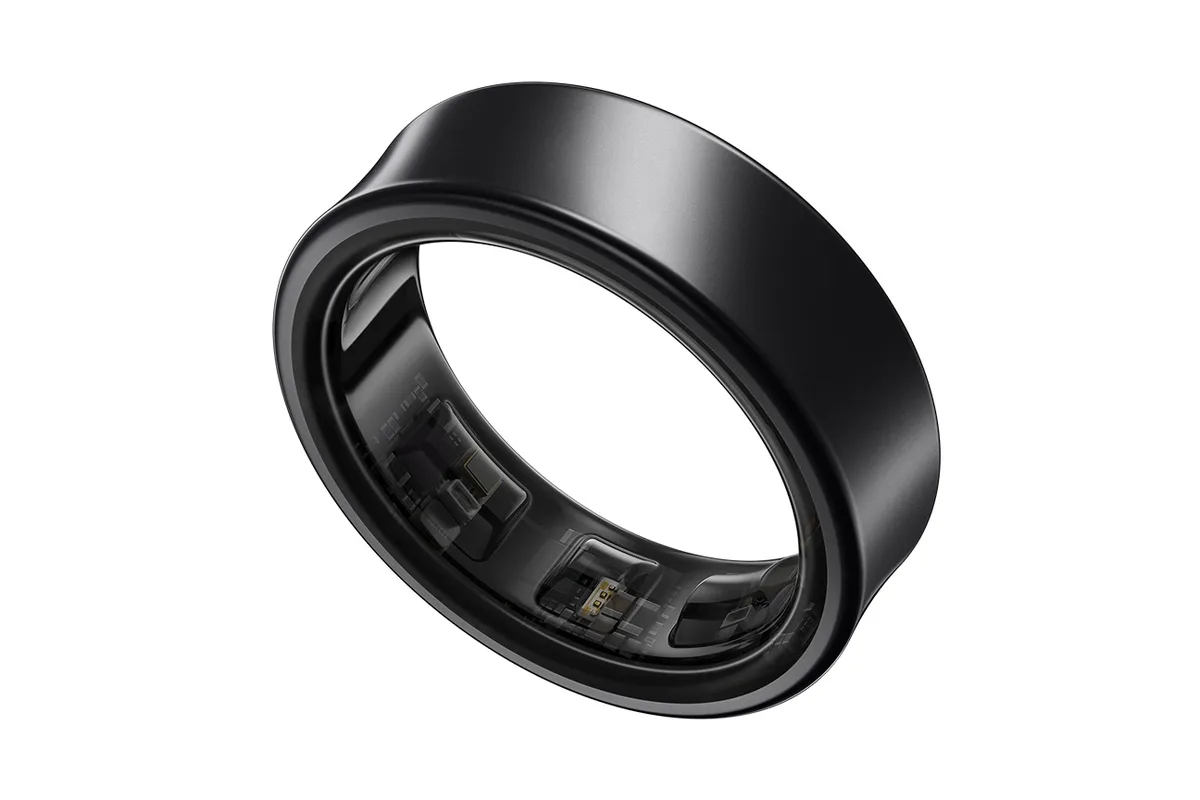 Samsung Galaxy Ring en titane noir vue de trois quarts