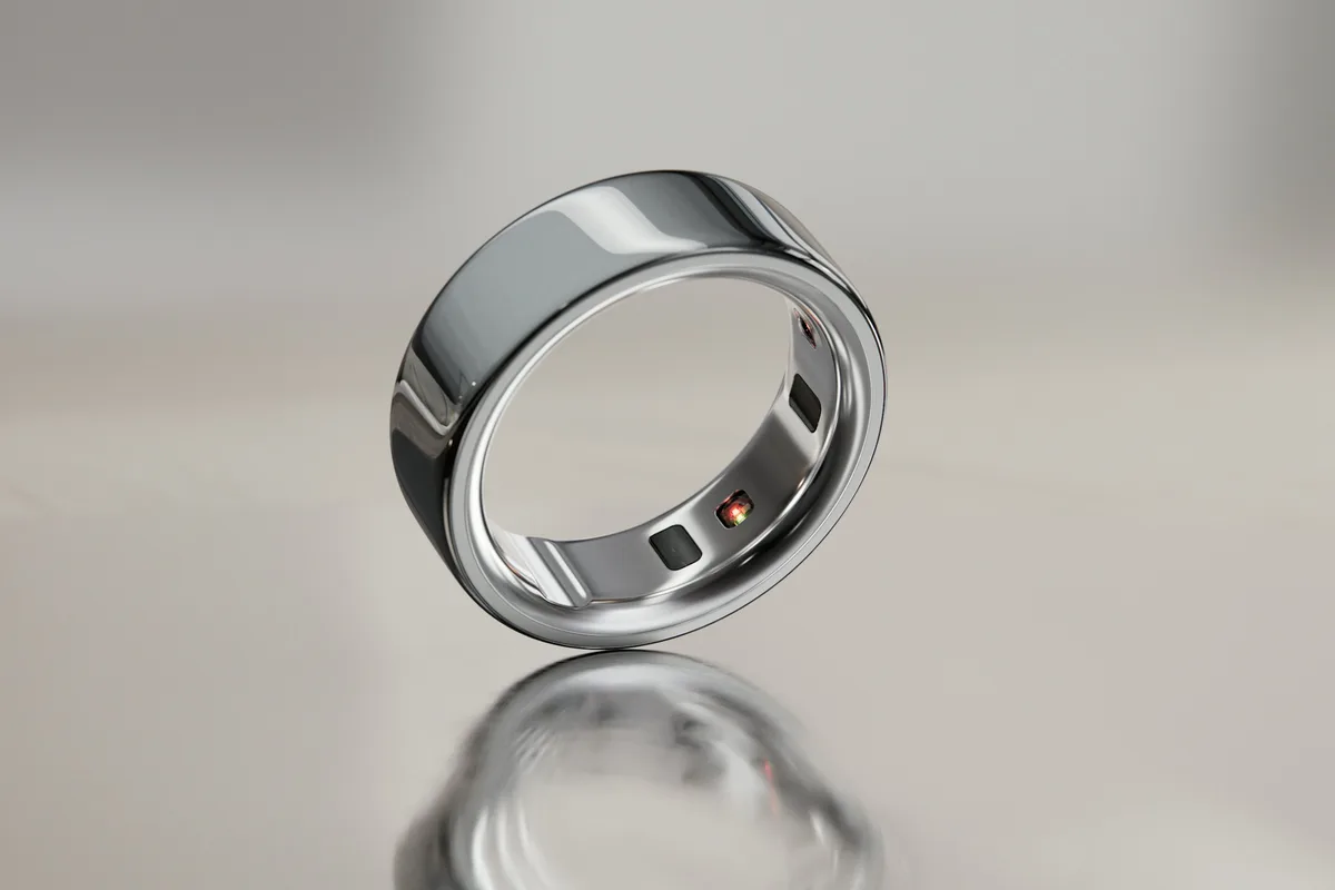 Oura Ring 4 en finition argent posée sur une surface claire
