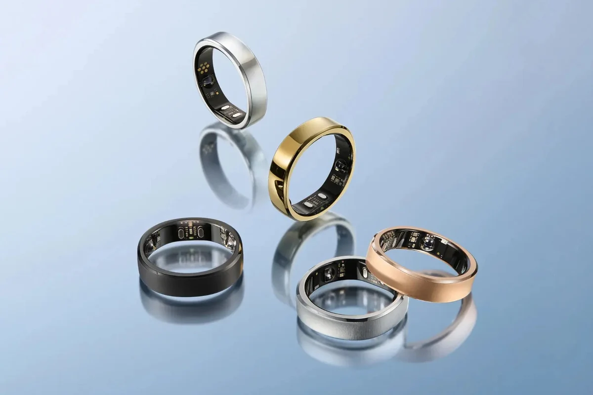 Les cinq finitions du RingConn Gen 3 sur fond bleu