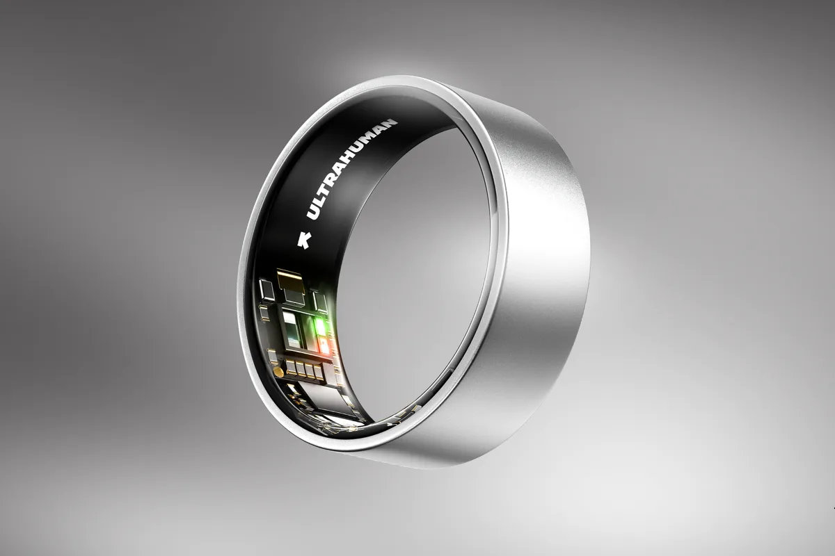 Ultrahuman Ring AIR en finition argent, capteurs visibles à l’intérieur