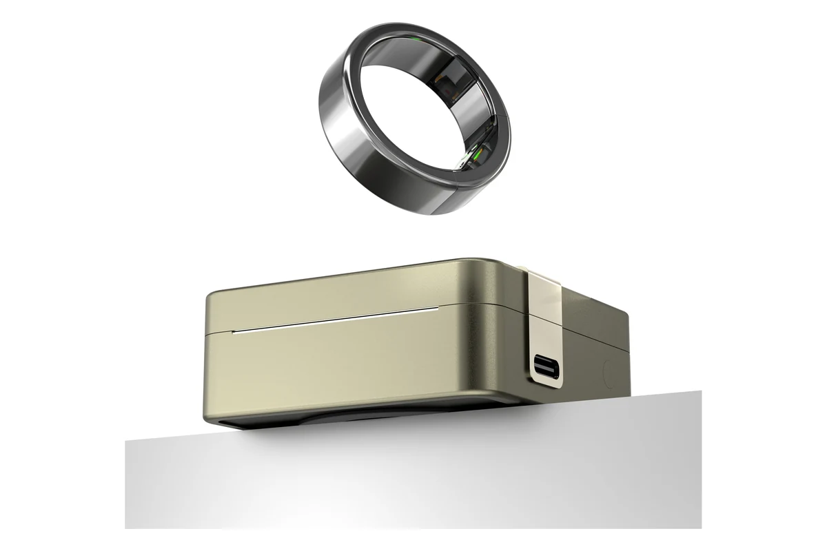 Ultrahuman Ring PRO au-dessus de son étui de charge PRO