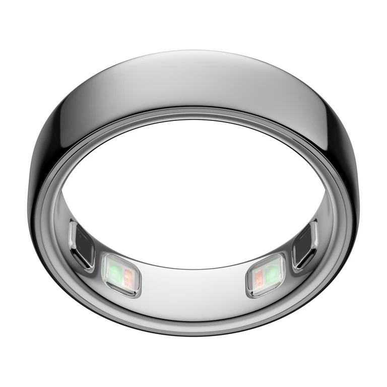 Oura Ring 5 en finition argent, capteurs visibles à l’intérieur de l’anneau